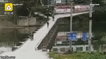 Video: Đạp nhầm chân ga, tài xế ô tô lao thẳng xuống sông trong thời tiết 6 độ C