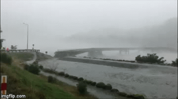 Video: Khoảnh khắc cầu bắc qua sông bị thổi bay trong cơn giông kinh hoàng ở New Zealand