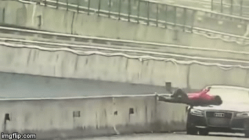 Video: Người phụ nữ thản nhiên điều khiển xe sang lên cao tốc nằm “chơi”