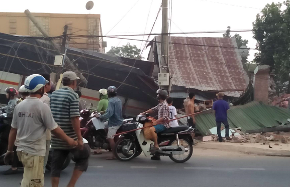 Tin tai nạn giao thông mới nhất ngày 30/3/2019: Xe tải chở rau tông sập 4 nhà dân, 2 người tử vong