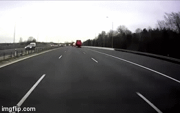 Video: Kinh hoàng cảnh ô tô bị xe đầu kéo đâm nát vụn trên đường cao tốc