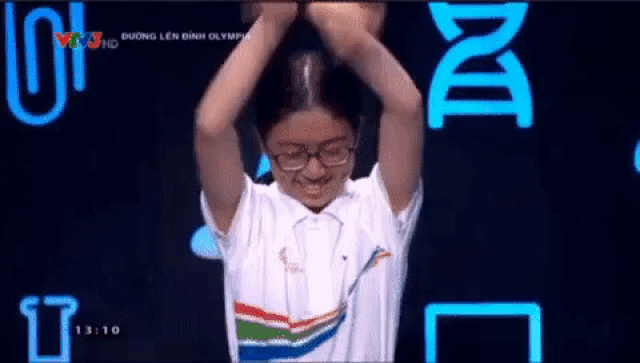 Nữ thí sinh Olympia gây tranh cãi trên sóng truyền hình với màn “múa quạt”