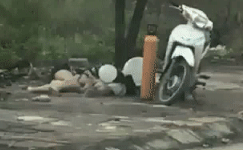 Tin tức đời sống mới nhất ngày 2/4/2019: Đôi nam nữ tuổi phê bóng cười nằm ôm nhau vạ vật trên vỉa hè