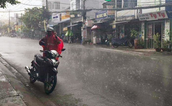 Sau nhiều ngày nắng nóng, TP. Hồ Chí Minh đón mưa