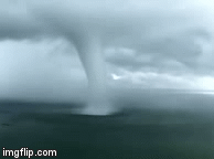 Video: Đáng sợ cảnh vòi rồng tiến thẳng vào thành phố ven biển