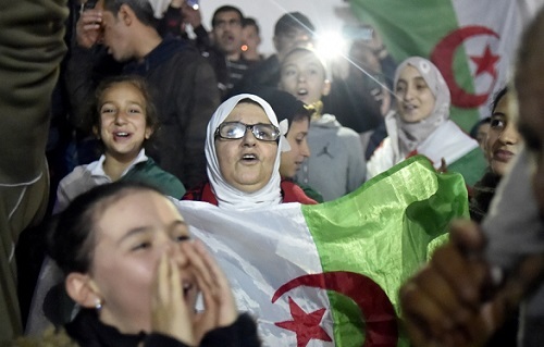 Tổng thống từ chức, người dân Algeria xuống đường ăn mừng