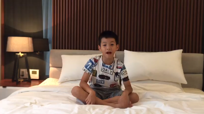 Cường Đôla bất ngờ khoe clip con trai nói tiếng Anh trôi chảy