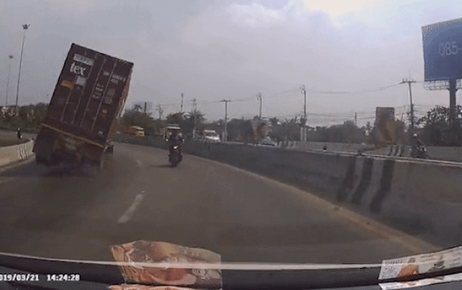 Video: Thót tim cảnh container ôm cua suýt đè bẹp xe máy