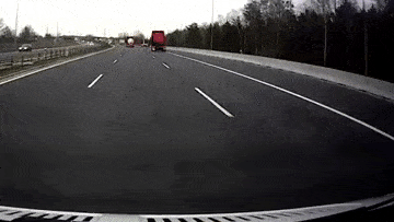 Video: Rùng mình cảnh xe tải húc nát ô tô đang dừng đỗ trên cao tốc