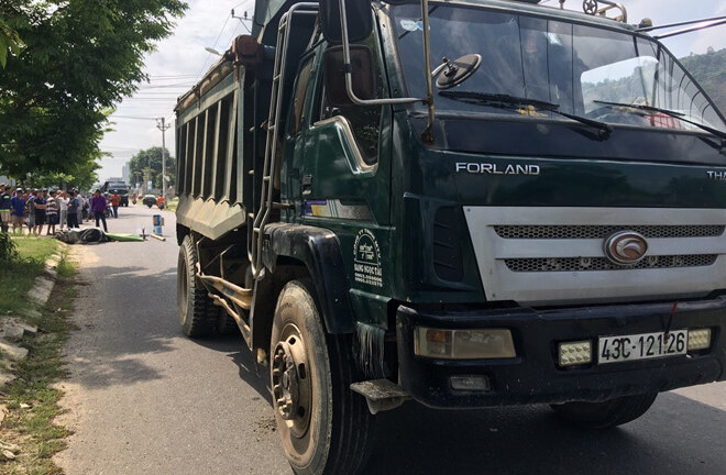 Tin tai nạn giao thông mới nhất ngày 4/4/2019: Nữ sinh tử vong thương tâm dưới gầm xe chở đá