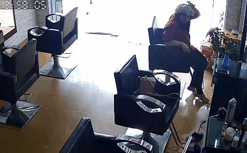 Video: Người phụ nữ trộm xấp tiền trên bàn thờ Thần tài rồi thản nhiên ngồi đếm