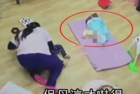 Video: Em bé 11 tháng tuổi tử vong vì bị bảo mẫu đè lên người ép ngủ trưa