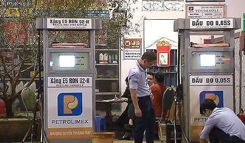 Nghệ An: Phát hiện cửa hàng kinh doanh xăng không đảm bảo chất lượng