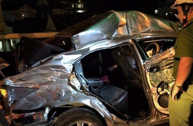 Ô tô con đấu đầu xe tải trước cửa hầm Hải Vân, 2 người chết, 3 người bị thương nặng