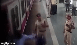 Video: Người đàn ông thoát chết trong gang tấc khi suýt bị tàu hỏa nghiền nát