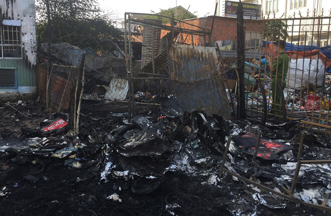 Cháy kho phế liệu, nhiều nhân viên ngân hàng hoảng hốt tháo chạy ra ngoài