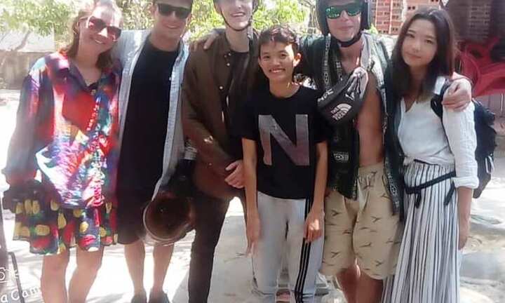 Nhặt được túi tiền của du khách nước ngoài, lão nông nghèo trả lại người mất