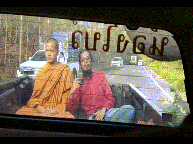 Video: Nhà sư ngồi bất động khi bị voi đực hoang dã chặn xe, trấn lột hoa quả