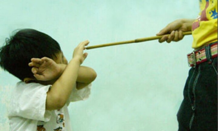 Người bố đánh con ngất xỉu phải nhập viện khai gì tại cơ quan công an?