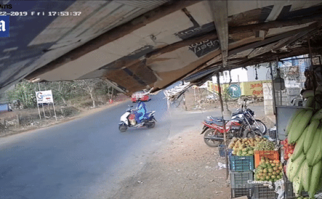 Video: Khoảnh khắc 2 xe máy va chạm kinh hoàng, người và xe văng xa vài mét