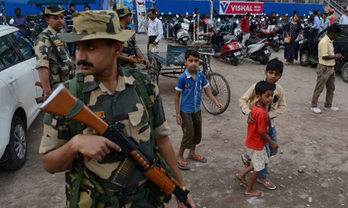 Ấn Độ: Đánh bom nhằm vào đoàn xe vận động bầu cử, 5 người thiệt mạng