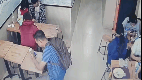 Video: Mải mê lướt web, cô gái bị lấy trộm ba lô ngay trước mặt