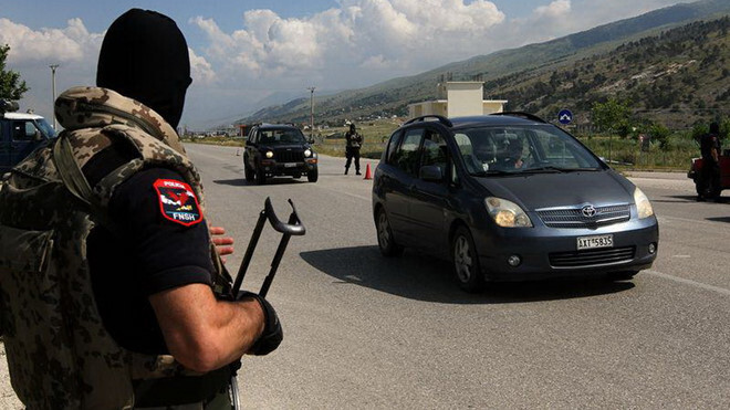 Cướp táo tợn vác súng cướp cả một máy bay chở tiền ở Albania