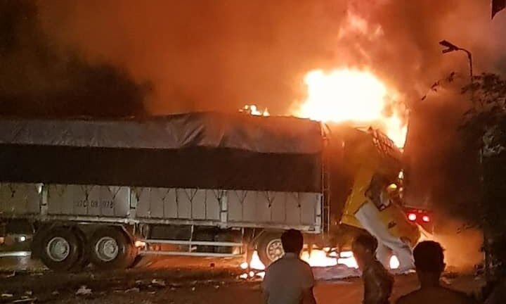 Ba xe ô tô đâm nhau kinh hoàng trên Quốc lộ 1A, 2 người bị thiêu cháy