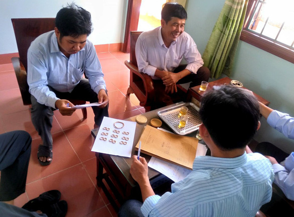 Vì sao hoãn chia 3 cây vàng bỏ quên trong bao lúa?