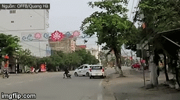 Video: Thanh niên phóng xe máy lao vun vút bất ngờ gặp taxi sang đường và cái kết