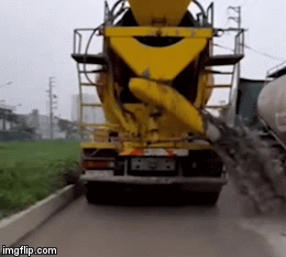 Video: Xe trộn bê tông vô tư rửa bồn rồi xả thẳng xuống đường giữa Hà Nội