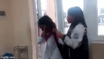 Lại xuất hiện clip nữ sinh ở Quảng Ninh bị túm tóc, tát liên tiếp vào đầu trong lớp