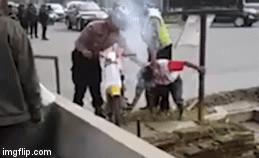 Video: Nẹt pô trên đường, thanh niên chịu hình phạt bất ngờ từ cảnh sát