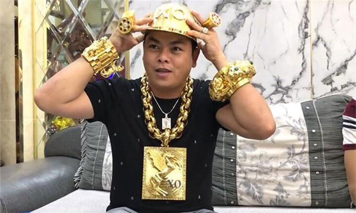 Phúc XO thừa nhận đeo vàng giả, dùng biển số ngũ quý giả để 