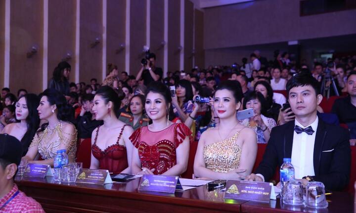 Hoa hậu doanh nhân Đàm Hương Thủy nổi bật khi ngồi ghế giám khảo Hoa khôi Đại sứ môi trường Hải Phòng năm 2019