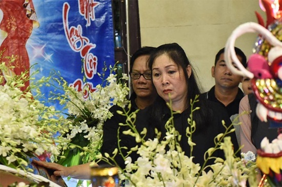 Nghẹn ngào nước mắt tiễn đưa nghệ sĩ Anh Vũ về nơi an nghỉ cuối cùng