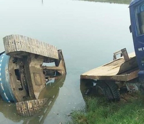 Tin tai nạn giao thông mới nhất ngày 15/4/2019: Xe tải đâm xe máy điện, 3 học sinh thương vong