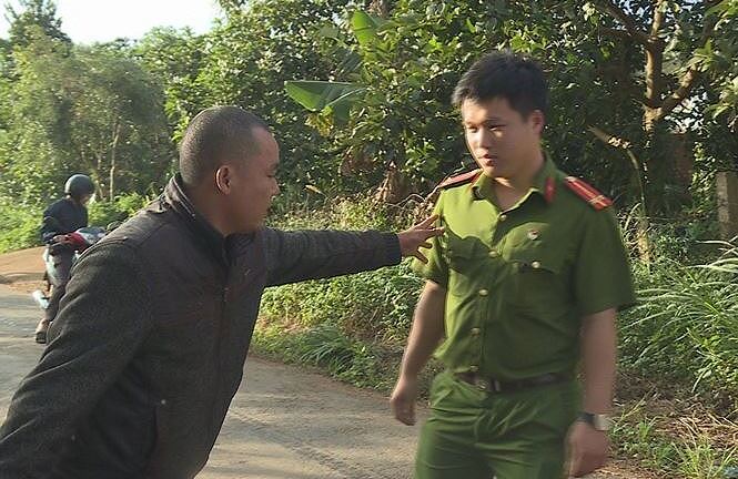 Xin bỏ qua vi phạm không được, nam thanh niên dọa đốt xe rồi tấn công CSGT
