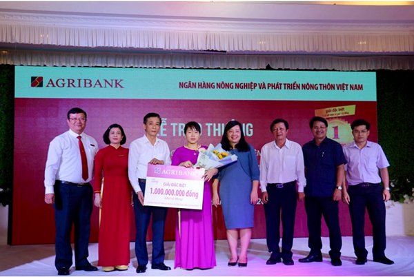 Agribank trao sổ tiết kiệm 01 tỷ đồng cho khách hàng trúng Giải đặc biệt thứ nhất chương trình “Gửi tiền trúng lớn cùng Agribank” 