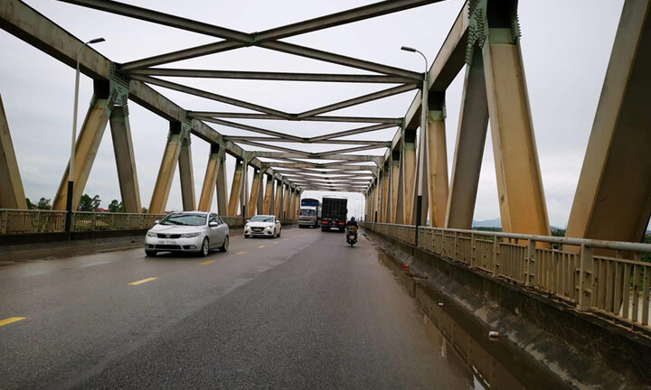 Nghi án nữ sinh tự tử vì bị hiếp dâm: Người yêu nhảy theo cứu nhưng không kịp