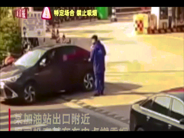 Video: Châm lửa hút thuốc gần cây xăng, người đàn ông bị xịt bình cứu hỏa thẳng vào mặt