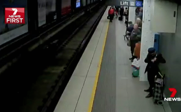 Video: Nghẹt thở giải cứu ông lão mù ngã xuống đường ray đúng lúc tàu lao tới