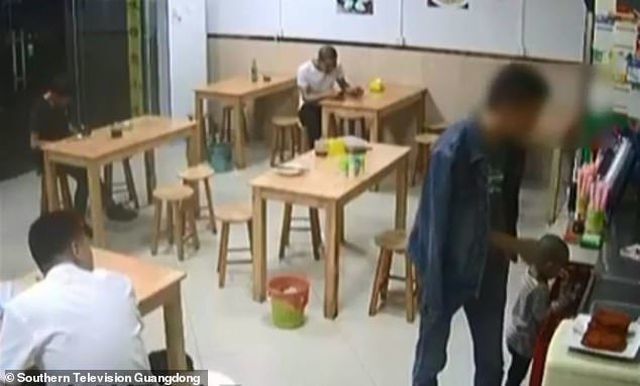 Đi ăn quên mang tiền, ông bố 