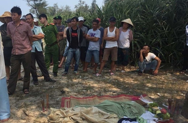 Tìm thấy thi thể bé trai bị sóng cuốn mất tích khi đi tắm biển