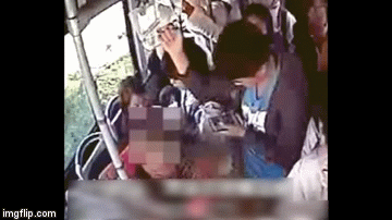 Video: Phẫn nộ người đàn ông ngồi lên người cậu bé 2 tuổi, quyết chiếm ghế trên xe buýt