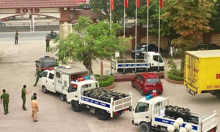 Công an điều động cả đoàn xe tải để chở tang vật của vụ bắt ma túy 