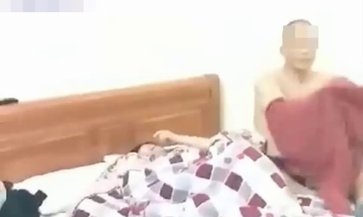 Lạng Sơn: Kỷ luật hai giáo viên khỏa thân ôm nhau để chữa 'sốt rét' trong nhà nghỉ