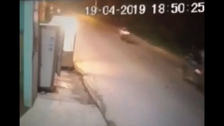 Video: Kinh hoàng 2 xe máy đấu đầu, nam thanh niên bất tỉnh tại chỗ