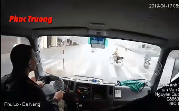 Video: Cụ ông lãng tai sang đường và cú va chạm khiến tài xế thất kinh