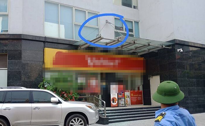 Hà Nội: Bé trai 5 tuổi rơi từ tầng 11 chung cư xuống mái kính tầng 1 đang nguy kịch